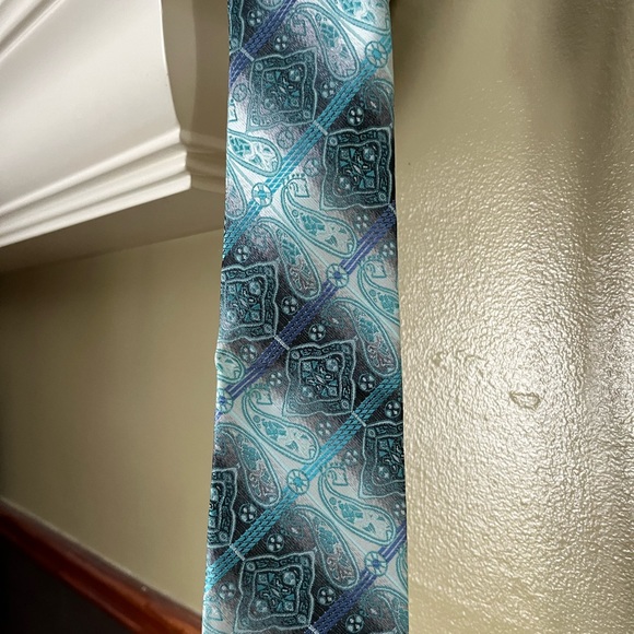 Mavezzano Boy Zip-up Tie, Paisley Print, EUC - Picture 4 of 12